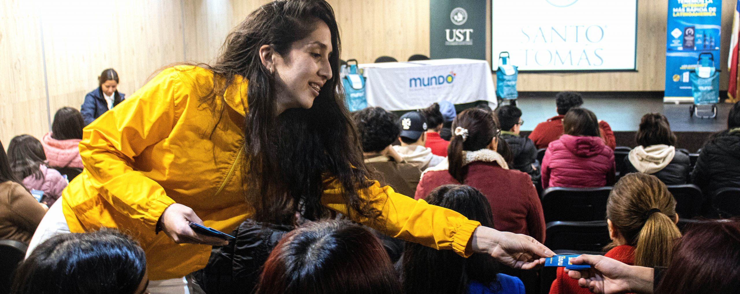 banner MUNDO Telecomunicaciones donó 100 tarjeta SIM a jóvenes líderes de la Universidad Santo Tomás de Valdivia