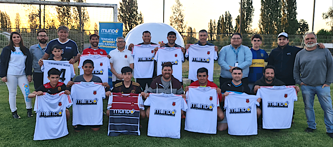 banner Mundo Telecomunicaciones entregó ropa deportiva al Club de fútbol “Tricolor” de la comuna de San Javier