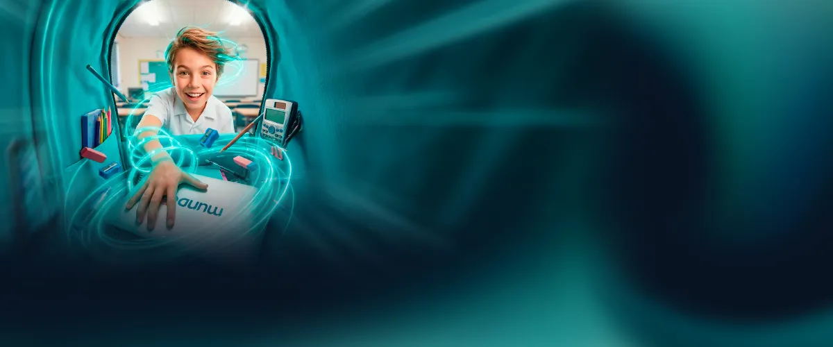 Niño buscando laptop en su morral escolar