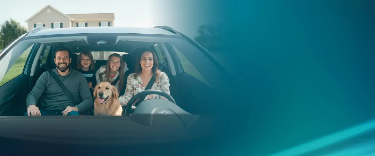 Familia feliz dentro de Automóvil