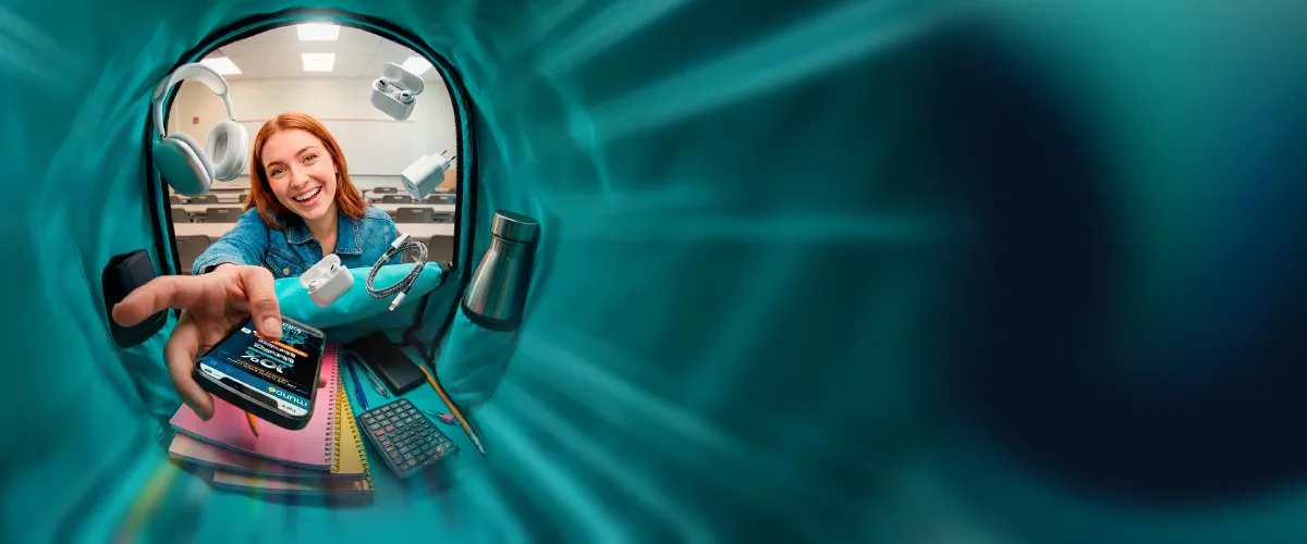 Niño buscando laptop en su morral escolar