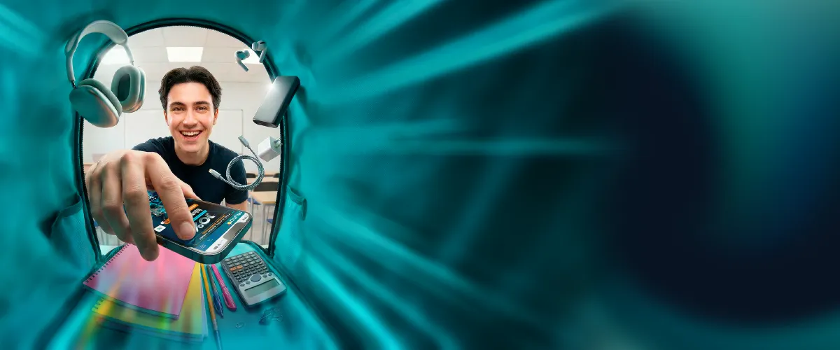 Niño buscando laptop en su morral escolar